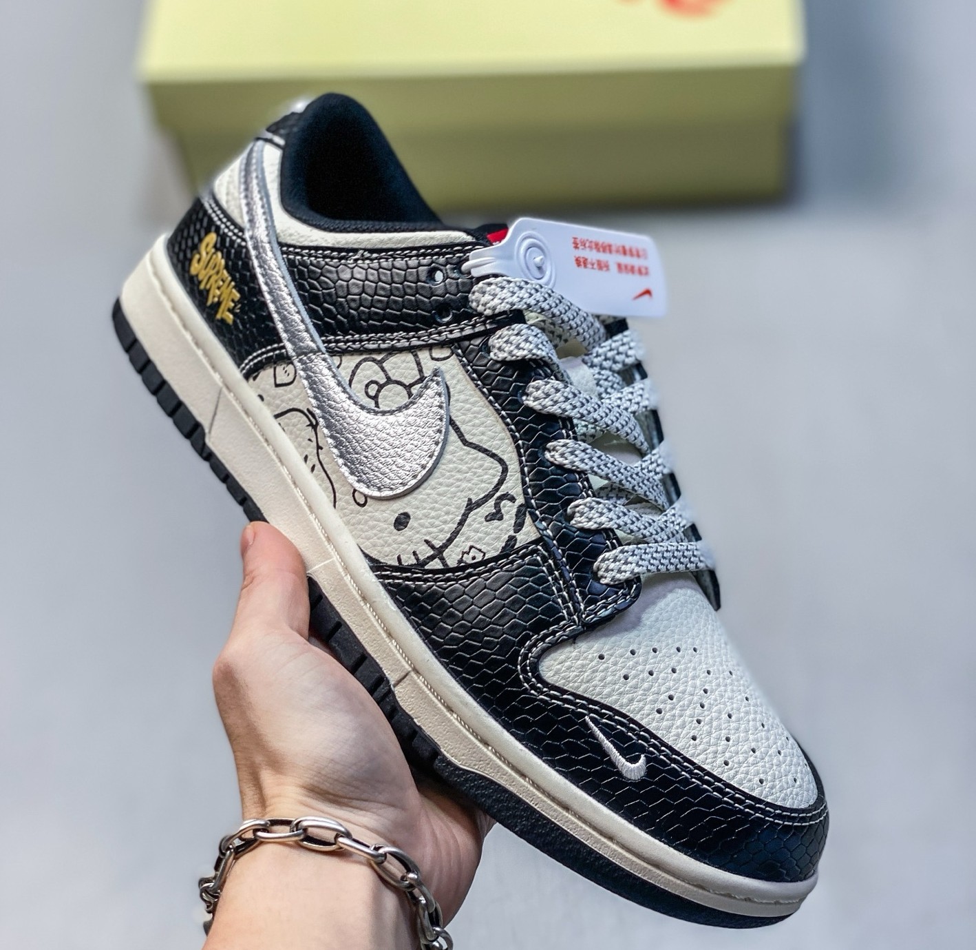 Nike SB Dunk Low Supreme Collab Hello Kitty