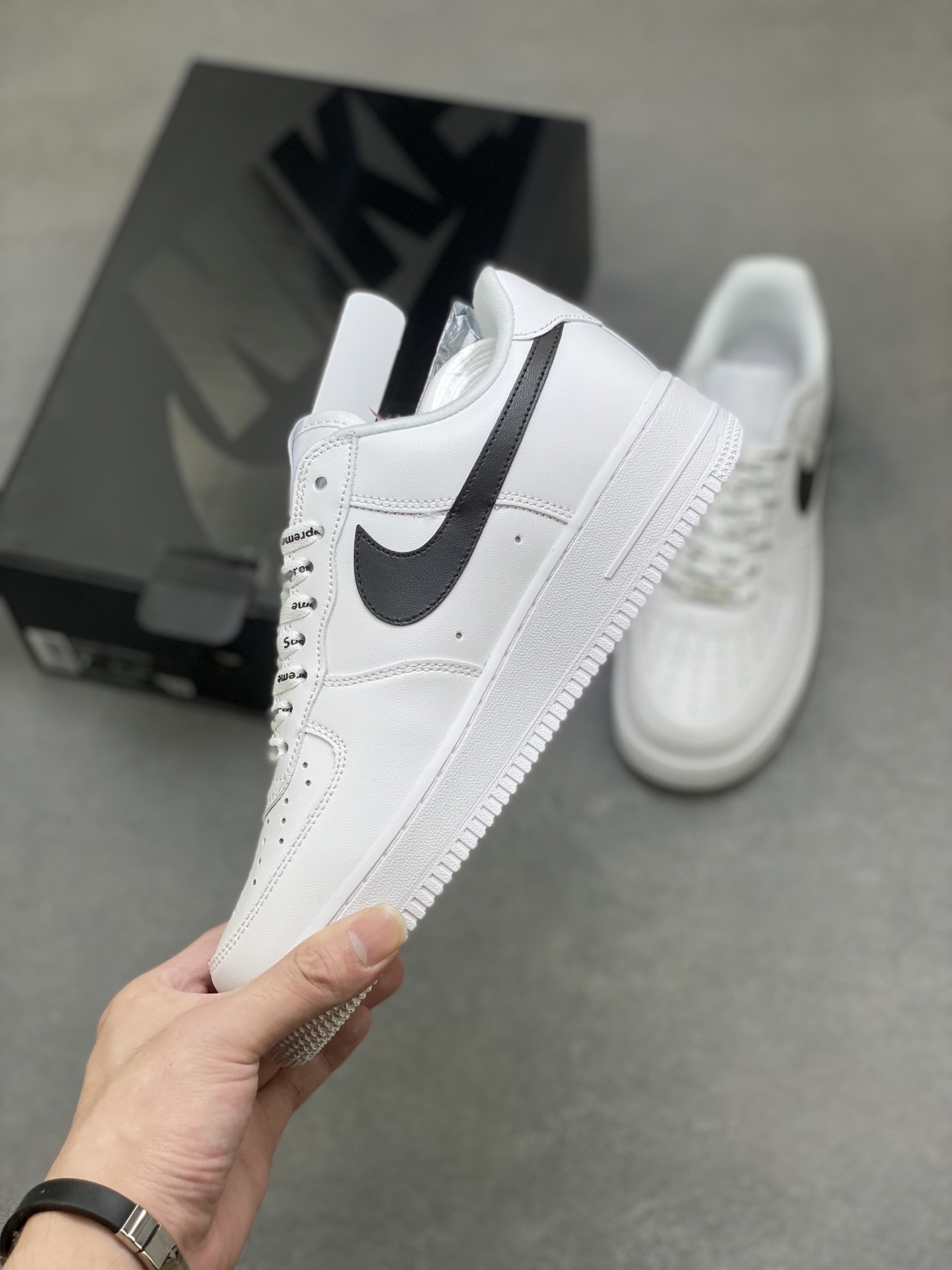 Supreme x Nike Air Force 1 Low White / Black Swoosh