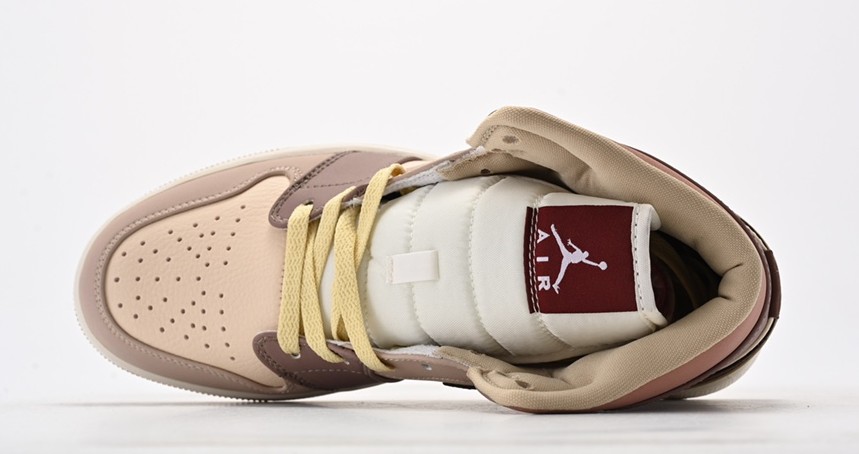 Nike Air Jordan 1 Retro High OG beige red
