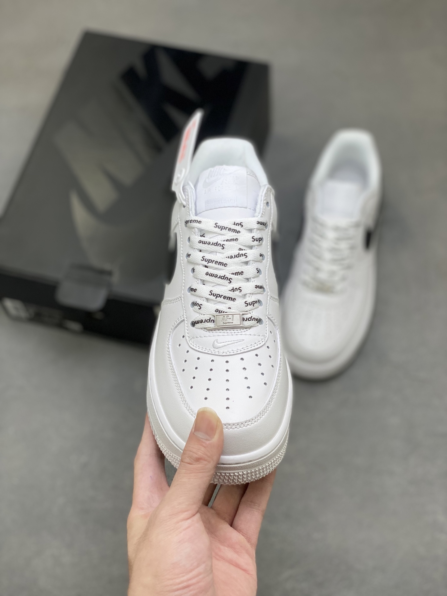 Supreme x Nike Air Force 1 Low White / Black Swoosh