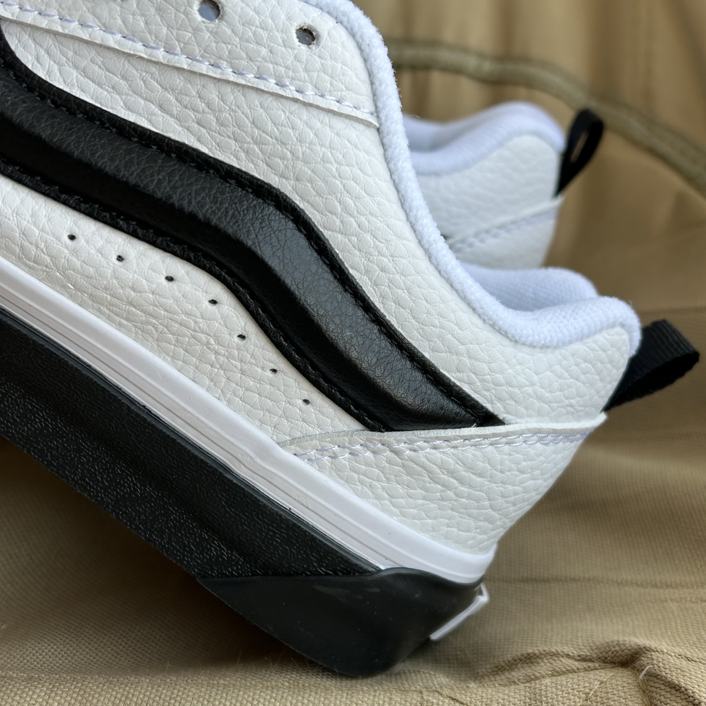 Vans Knu-Skool white and black