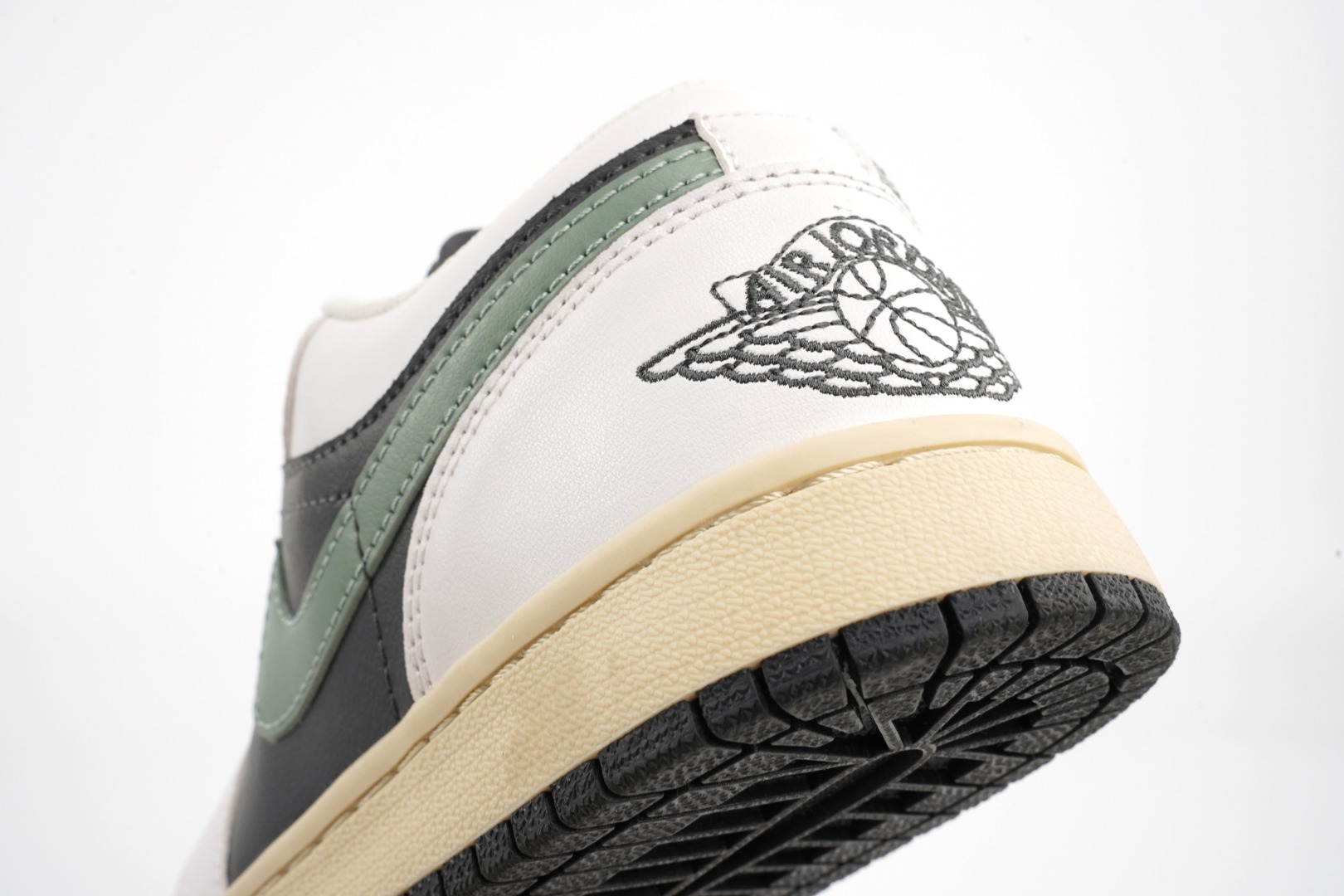 Air Jordan 1 Low OG antracite jade smoke