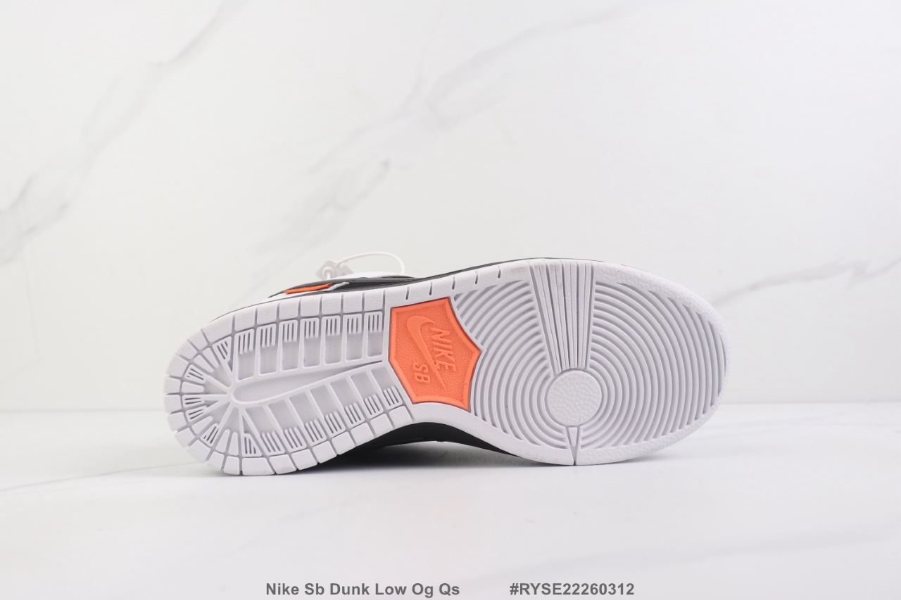 Nike SB Dunk Low x TIGHTBOOTH
