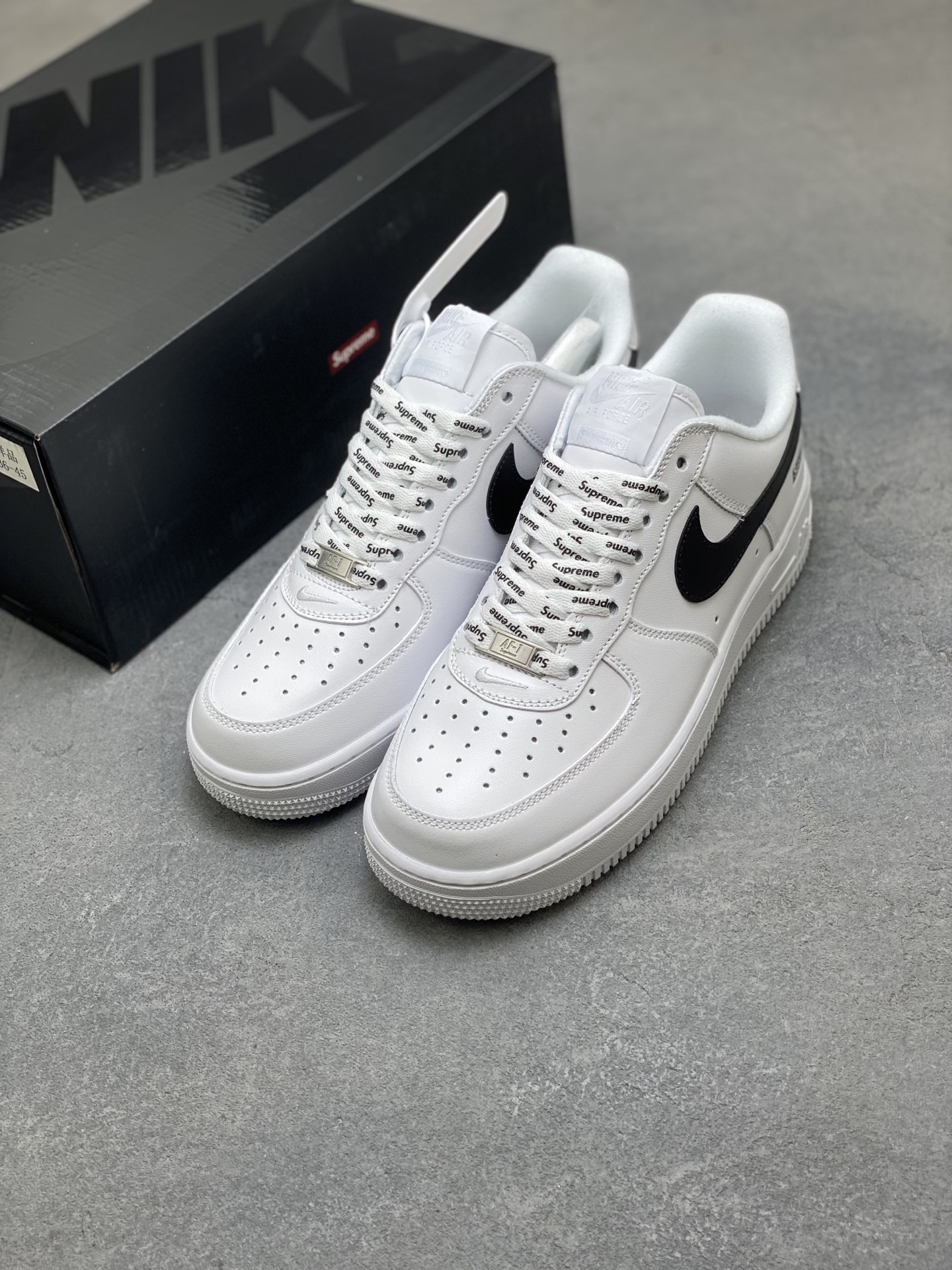 Supreme x Nike Air Force 1 Low White / Black Swoosh