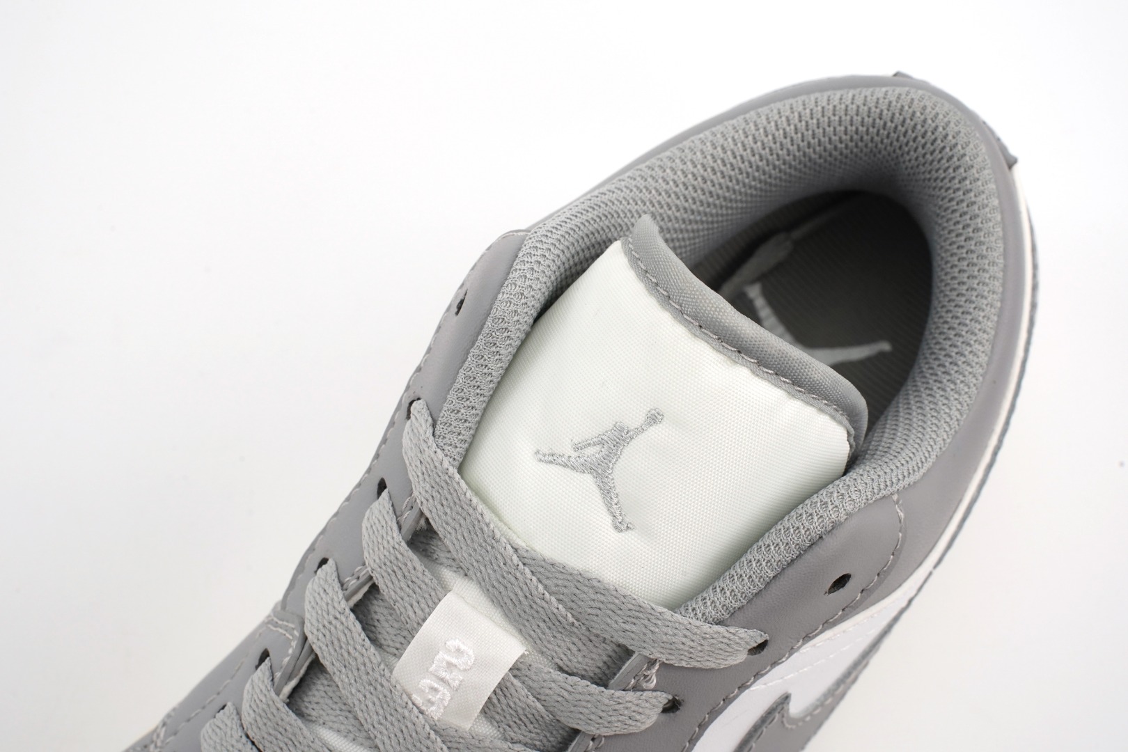 Air Jordan 1 Low OG grey beige