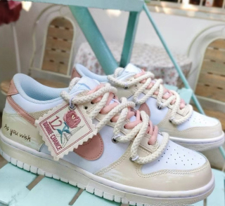 Nike SB Dunk Low french romance
